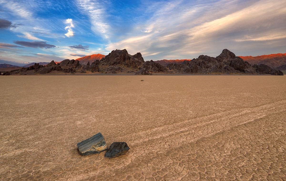 美国加州死亡谷国家公园，有一个“跑道盆地”，里面的石头会走路