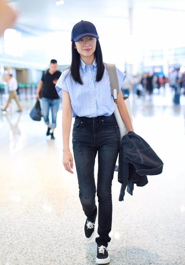 40岁董洁素颜出街面色憔悴,董洁素颜现身机场穿的咖色上衣