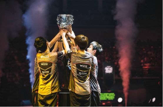 一个世界冠军的命运,edg时隔四年再次拿到lpl的冠军