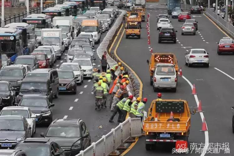 “山竹”过后首个工作日：广东人爬树都要去上班！