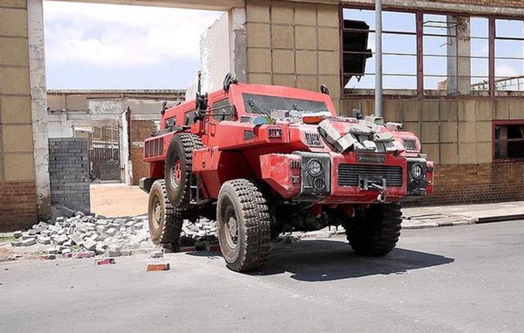 台风来袭司机开车险被树砸中,台风天车子被树砸报废