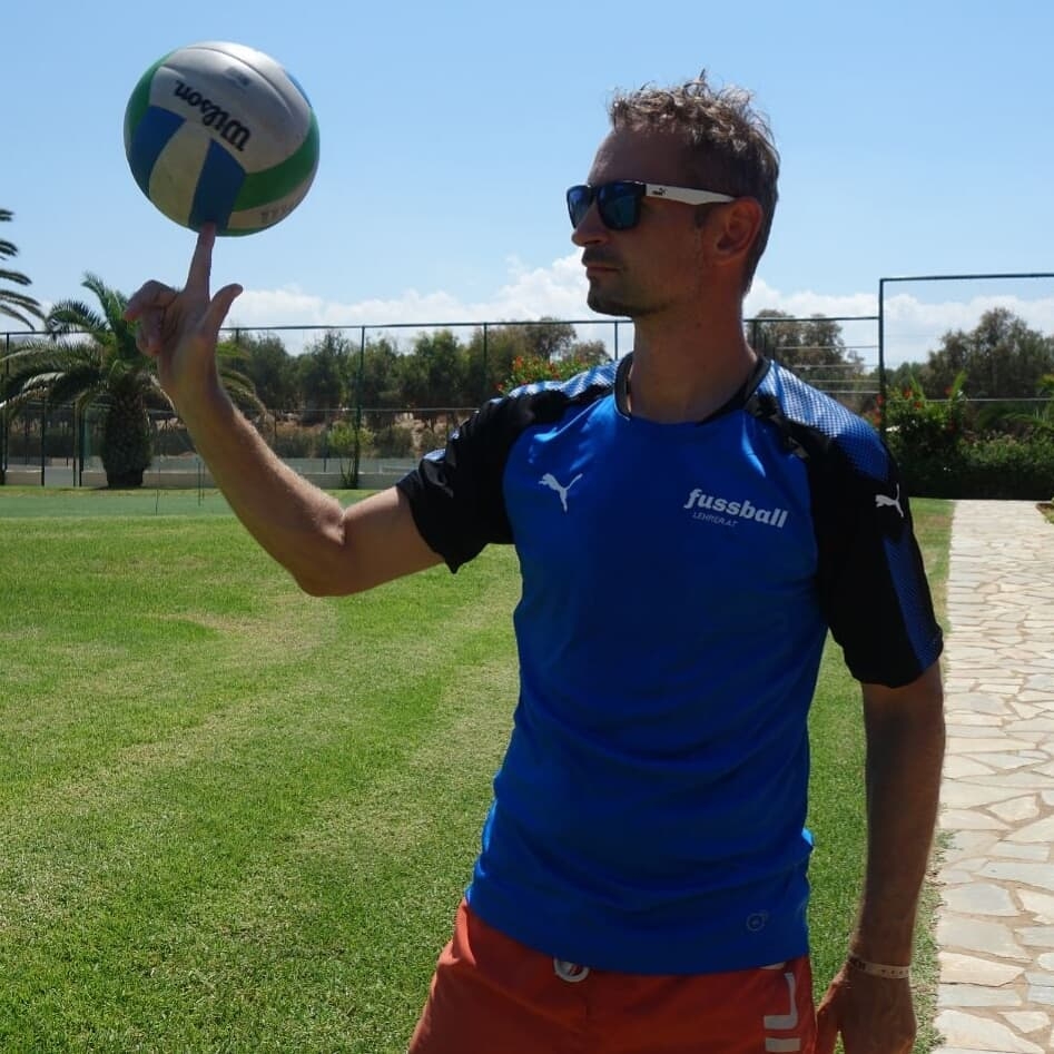 单腿颠球腿部肌肉,脚外侧颠球训练方法