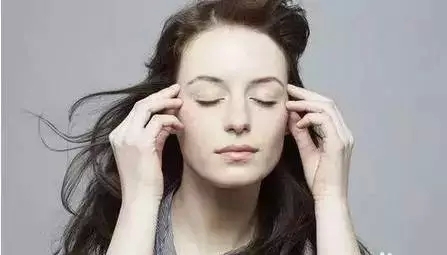 飞机起飞耳朵痛怎么缓解,为什么飞机降落的时候耳朵特别疼