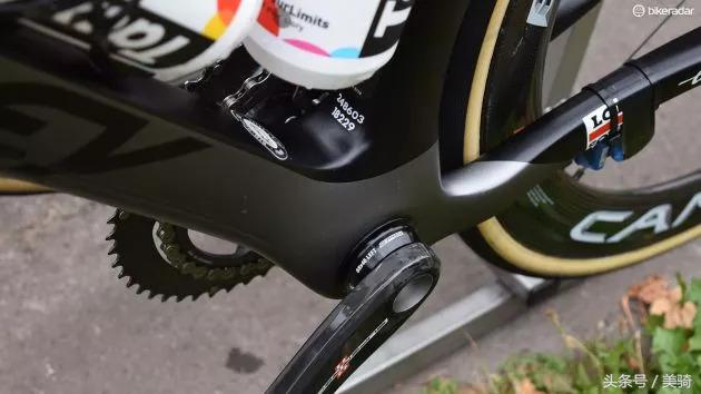 器材盛宴环英国上的车手战车