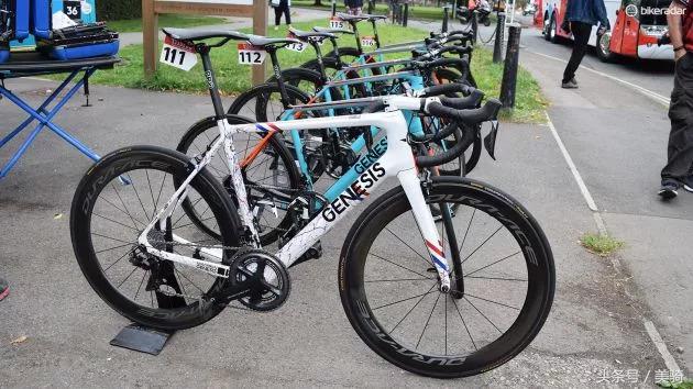 器材盛宴环英国上的车手战车