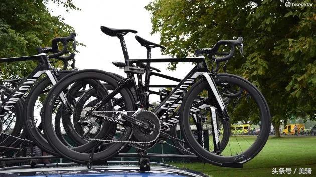 器材盛宴环英国上的车手战车