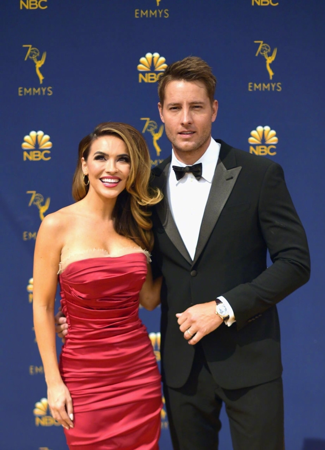 艾美奖红毯夫妻撒糖,短寸“卷福”被摸头,贾斯汀为爱妻助威