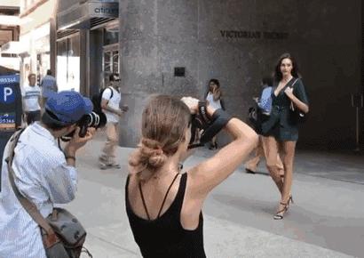 维密面试街拍摩托,维密大秀面试模特