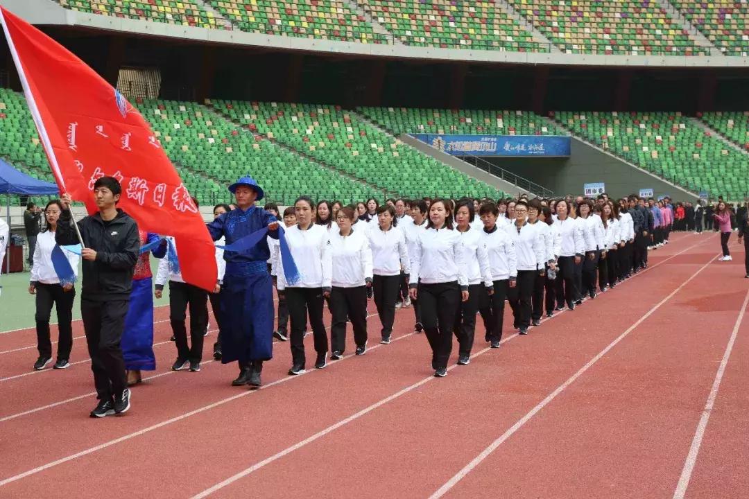 别Young激情，花Young来袭！今天市直机关职工运动会开幕，现场很燃～