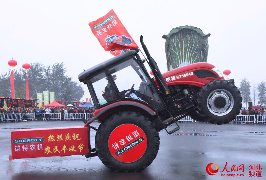河北邯郸：智慧农机跳起舞喜迎首届丰收节