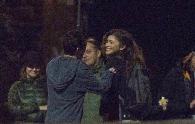 蜘蛛侠要谈恋爱了，荷兰弟与同班女生晚上约会，身高还比人家低