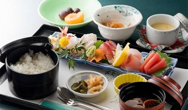 怎么才能让白头发变黑？医生告知：用这3种物质，坚持下来就见效