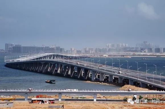 金门和厦门大对比,一个灯火通明一个黑灯瞎火