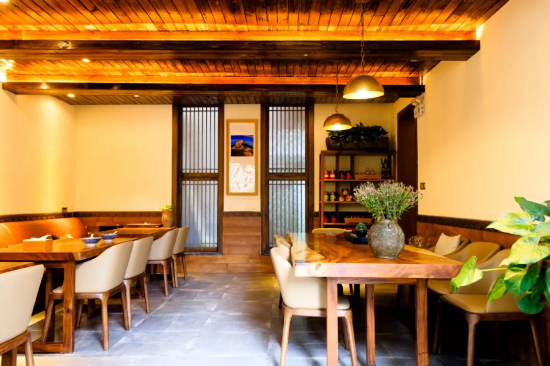 离开故里赴香港30载，玉龙雪山依然屹立为她守候丨丽江·久木居舍