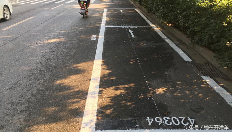 宝马车违停导致后方车辆无法通行,宝马停路上被浇筑