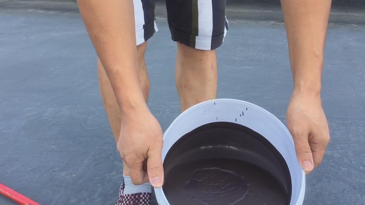 房顶漏水这样刷施工简单绿色环保,屋顶漏水怎么刷视频