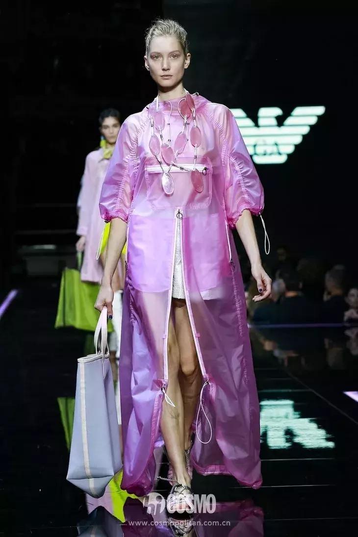 丫丫已经美“腻”了！于是穿上EmporioArmani帅气一回