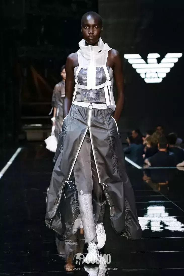 丫丫已经美“腻”了！于是穿上EmporioArmani帅气一回