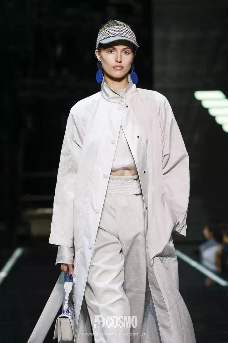 丫丫已经美“腻”了！于是穿上EmporioArmani帅气一回