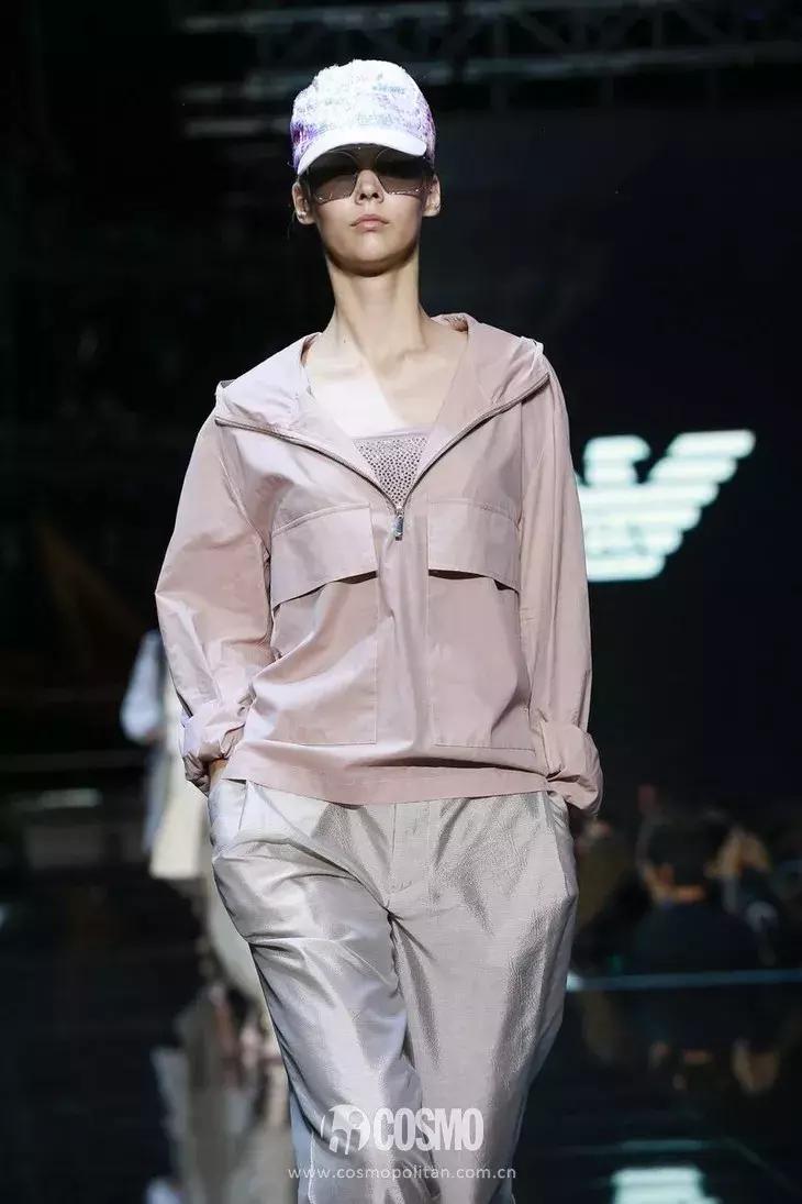 丫丫已经美“腻”了！于是穿上EmporioArmani帅气一回