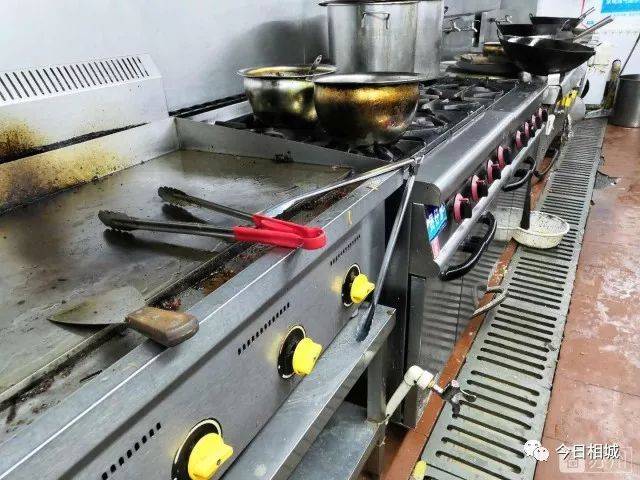 执法人员检查后厨勺子不洗,监管所检查工厂食堂