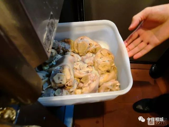 执法人员检查后厨勺子不洗,监管所检查工厂食堂