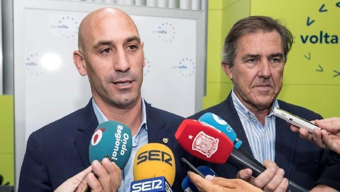 梅西时隔8年世界杯决赛照片,梅西完成球王最后一次蜕变