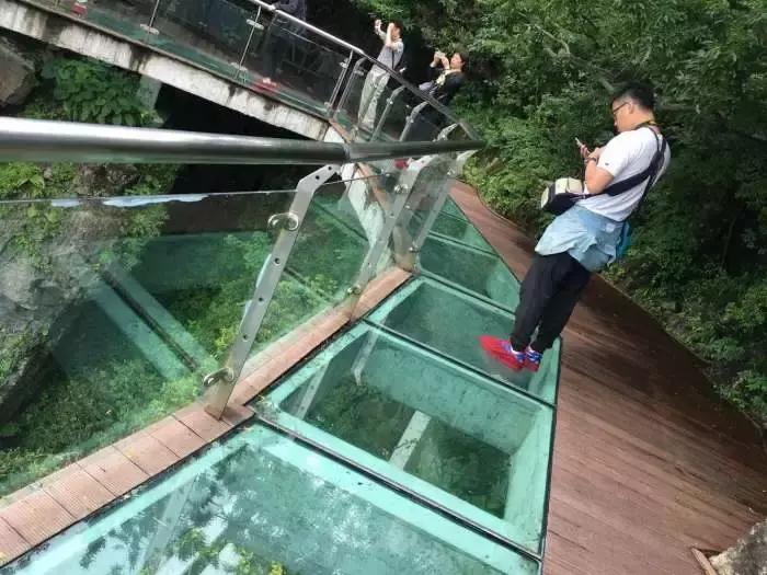 玻璃栈道下面没有防护措施,玻璃栈道玻璃破裂效果
