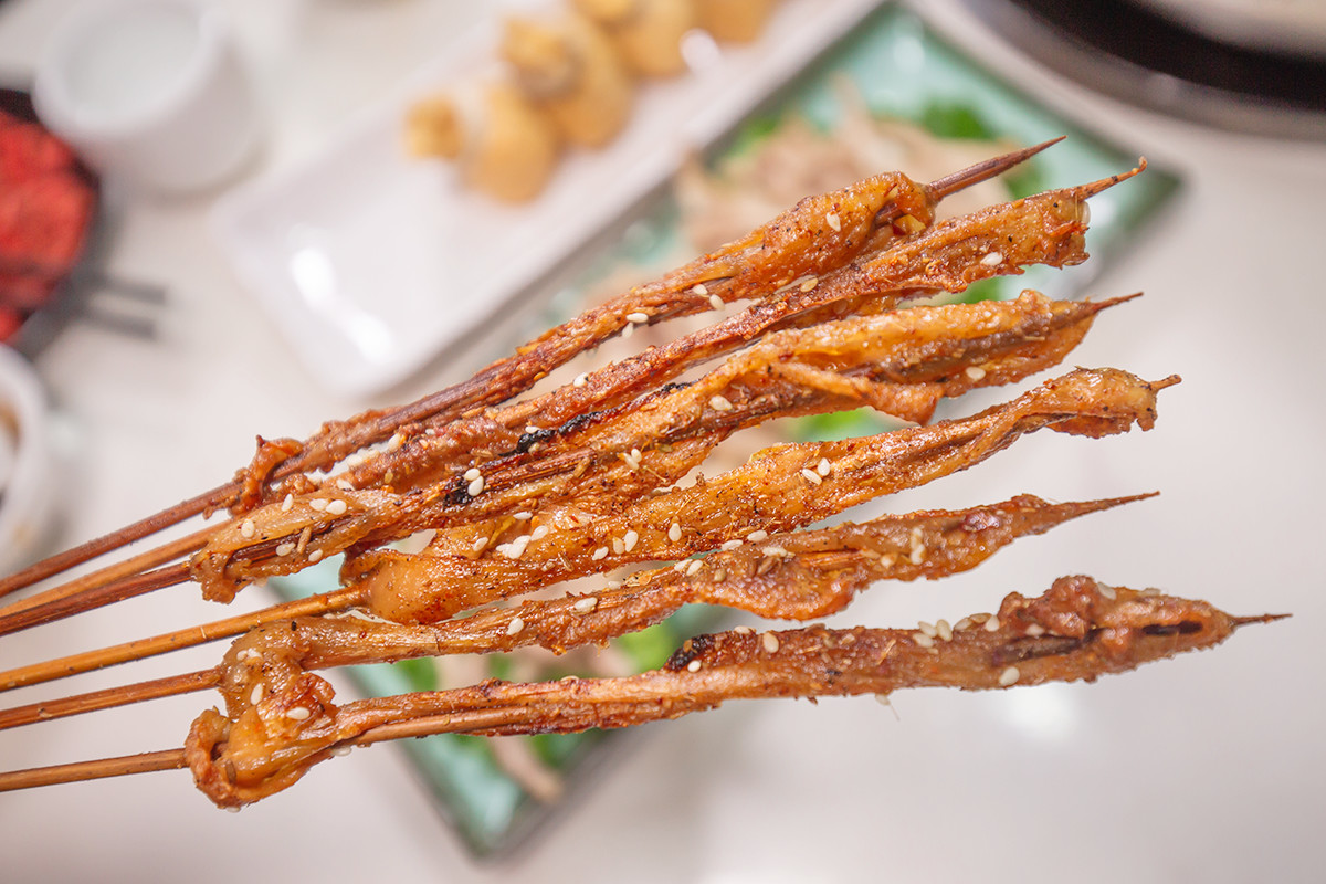 要火！用鲍鱼熬的精华汤底，还涮着“透明”的菜！