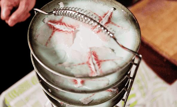 要火！用鲍鱼熬的精华汤底，还涮着“透明”的菜！