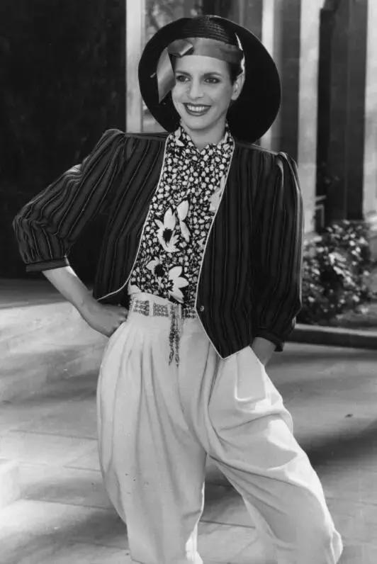 贝拉哈迪德穿深v套装,贝拉哈迪德夏季开衫