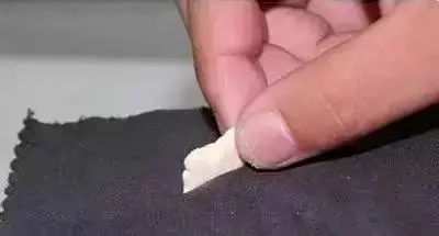 衣服不管染上什么用这招都能洗掉,白色衣服染上颜色用什么方法洗掉
