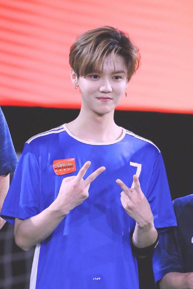 鹿晗擦汗,鹿晗踢球应援震惊全场