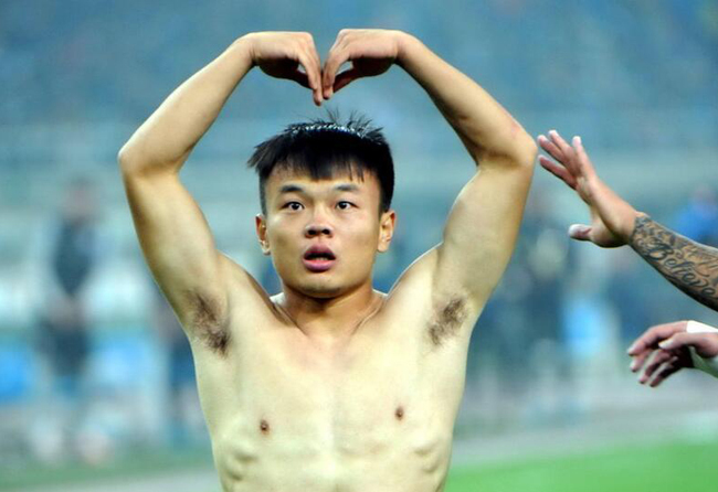 悲剧!他是球队元老,因脱衣“比心”庆祝吃红牌,间接害球队降级