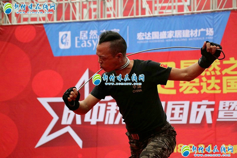 甘肃平凉：32岁男子舌舔烧水器钢筋锁喉，拿生命表演每场仅2000元