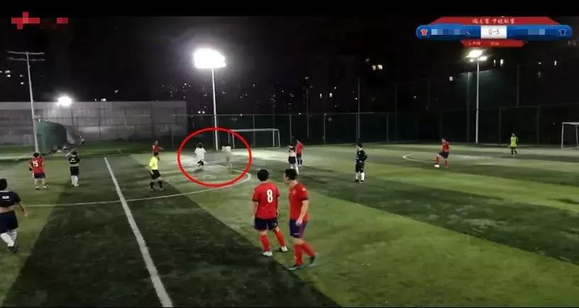 美女主播直播打耳光,女子闯入狂扇球员耳光