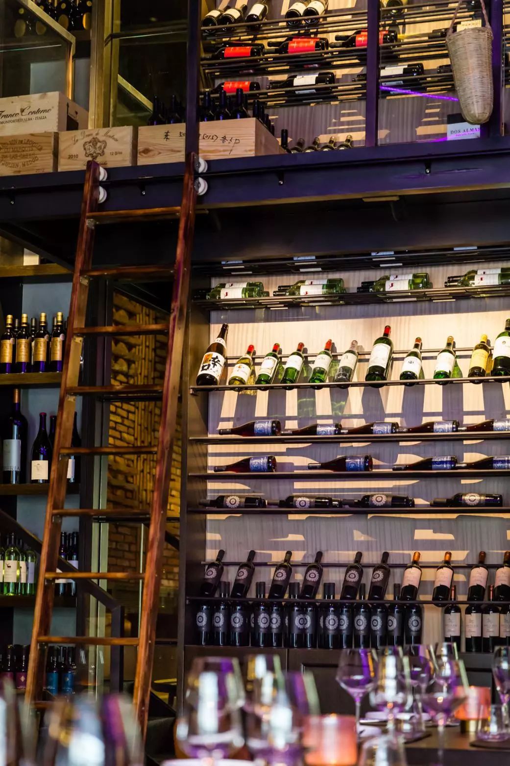 这只“大公鸡”一开业就王炸，5000瓶限量好酒碾压沙雕土豪！