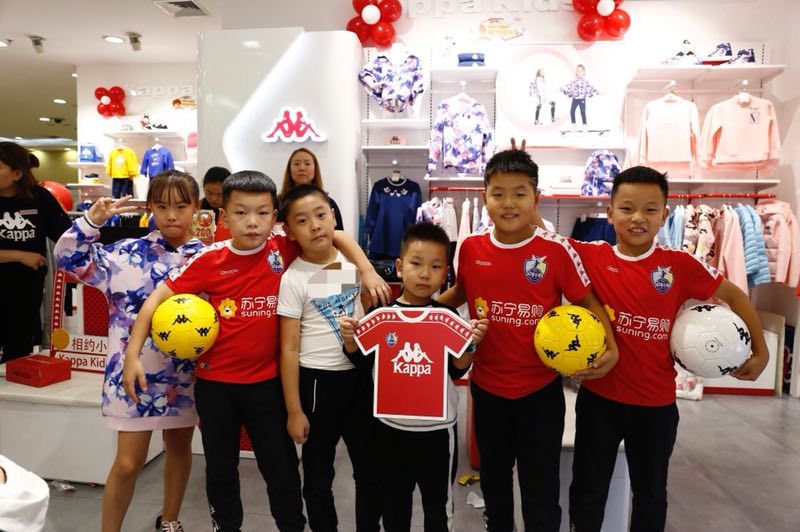 相聚中原！中国足球小将球员在郑州KappaKids两门店亲切互动