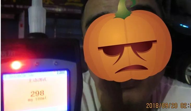 298mg/100ml要爆表！吹出醉驾新高度！小榄一男子醉驾飞车上花坛！