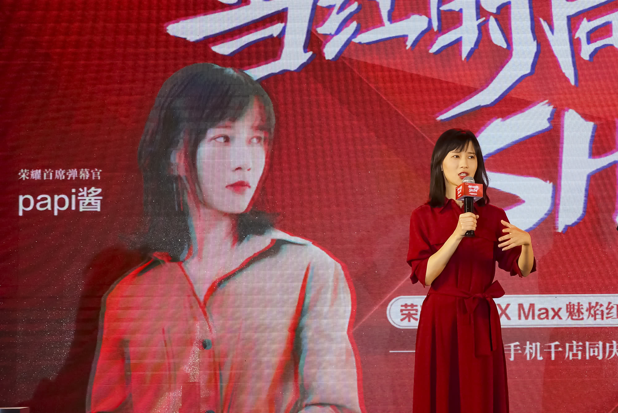 荣耀8x梦幻紫和红色,荣耀8x手持魅焰红