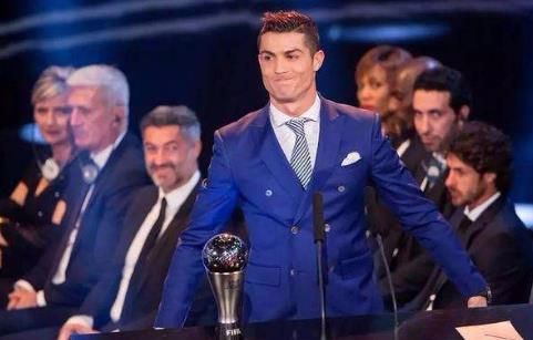 c罗采访时嘲讽布冯,c罗获得fifa奖杯