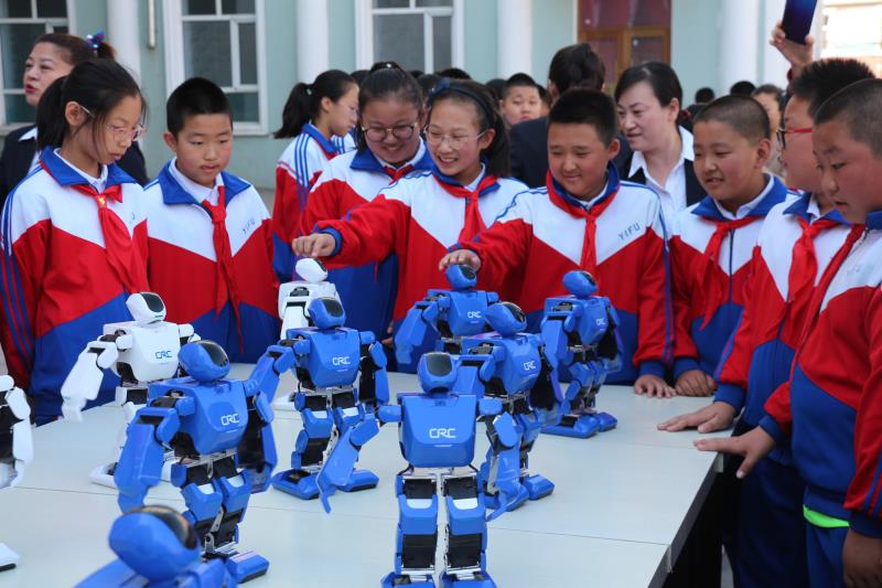 看！机器人来了——2018年“全国科普日”暨“双鸭山市金秋科普日”酷炫启幕