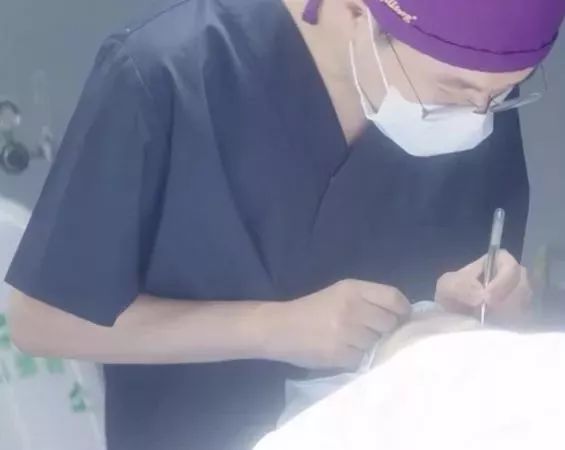 刷酸黑头为什么更多了,刷酸后闭口变黑头