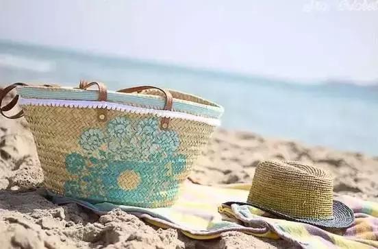 她拿这个擦一擦包包，立马变得和新的一样！