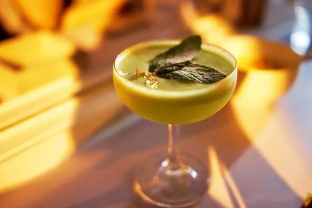 火遍香港尖沙咀、外滩江景环绕……2018魔都新酒吧，潮人新据点！