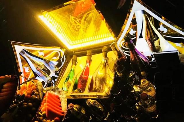 火遍香港尖沙咀、外滩江景环绕……2018魔都新酒吧，潮人新据点！