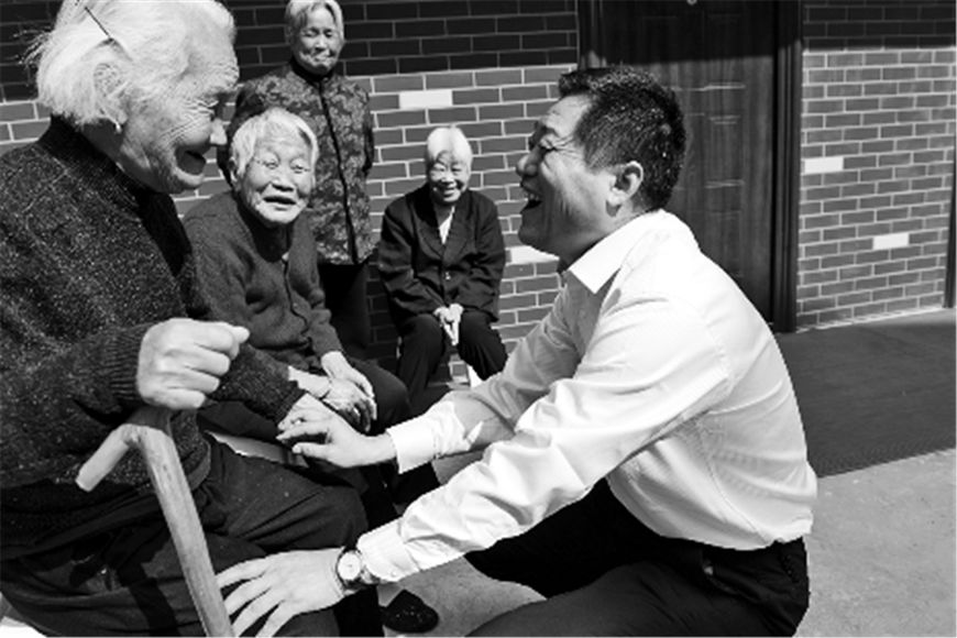 女子拿玉去鉴宝专家说是假的,女子拿金钗去鉴宝视频专家打脸