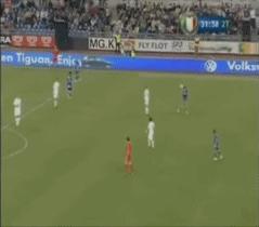 盘点足球场上那些非人类动作,足球场上这个动作到底有多危险