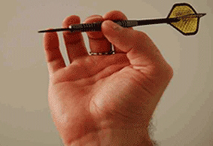 飞镖正确手势图解,牙签飞镖的正确手势