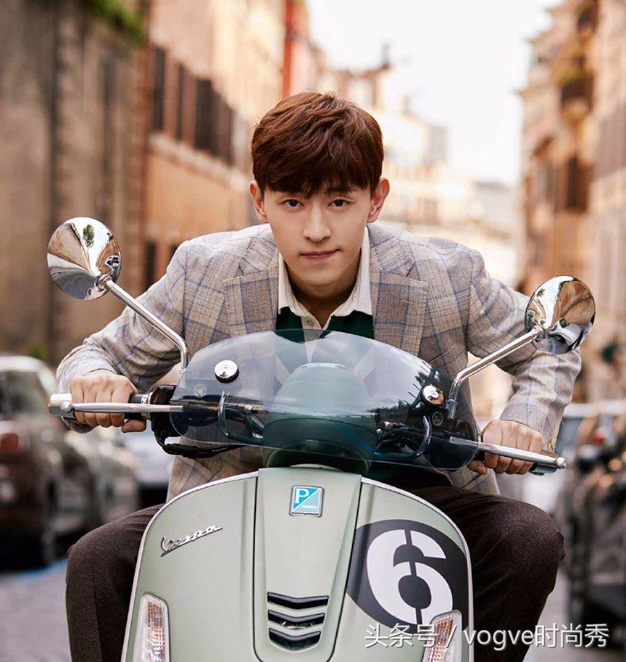 邓伦国庆节前换新发型，开启秋装模式的他颜值爆表